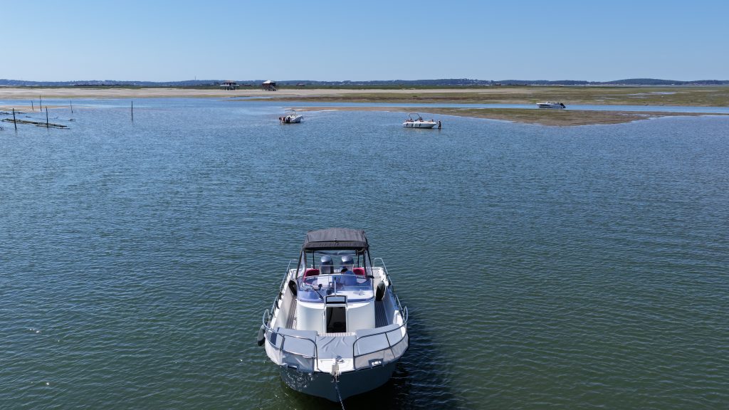 Marre de voir le Bassin depuis la plage ? Prenez le bateau avec Arcarentboat !