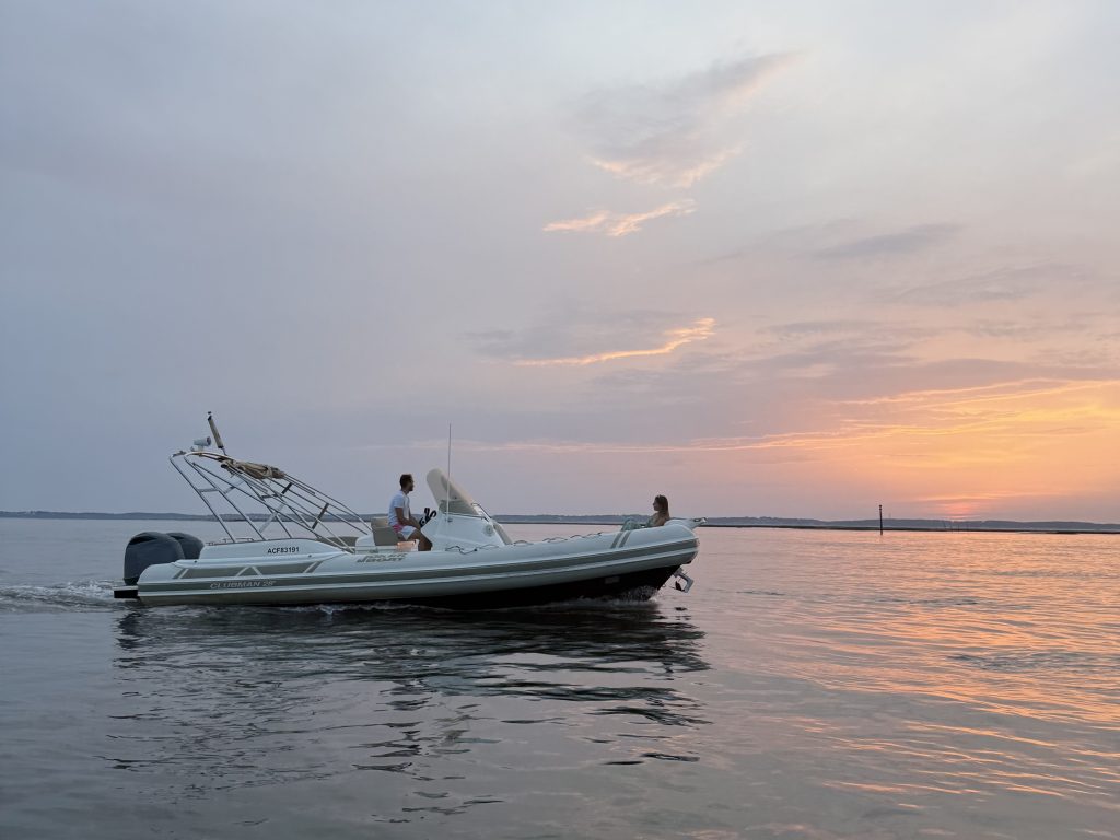 Votre plus beau sunset commence ici avec Arcarentboat