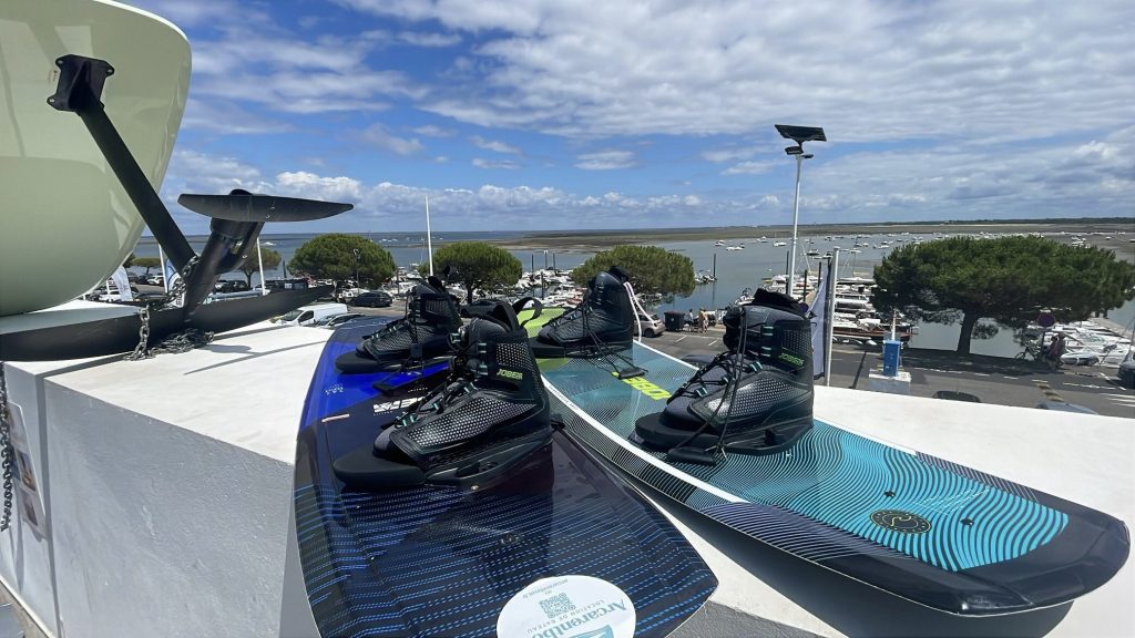 Sensations garanties sur le Bassin : découvrez le wakeboard et le ski nautique avec ArcarentBoat !