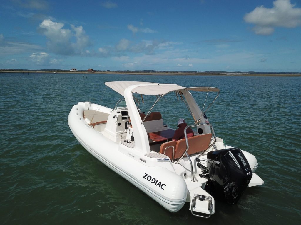 Sensations garanties sur le Bassin : découvrez le wakeboard et le ski nautique avec ArcarentBoat
